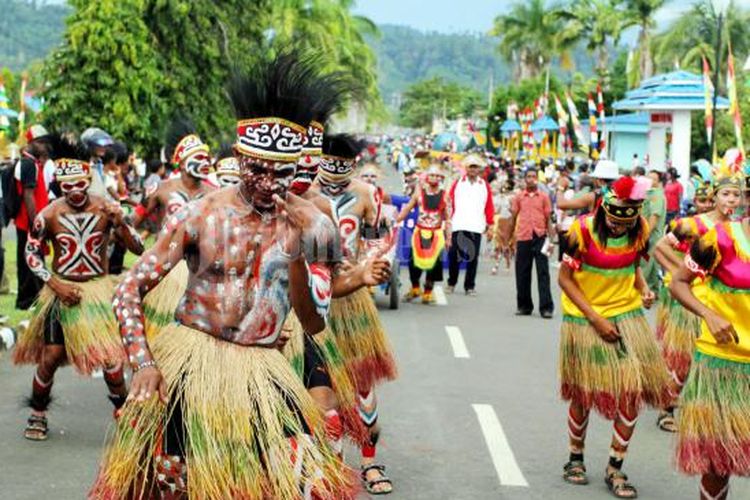 Tari Yospan (Yosim Pancar) merupakan tarian persahabatan yang berasal dari Papua.