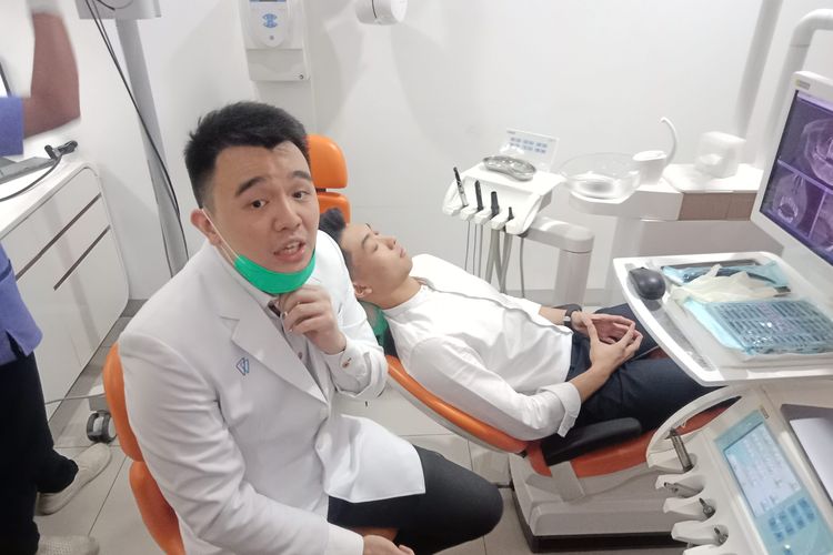 Smile designer,  drg. Ivan Hadiutomo, Sp.KG ketika menjelaskan mengenai veneer di klinik Indo Dental Center di Kebayoran Baru, Jakarta Selatan, Selasa (25/2/2020).