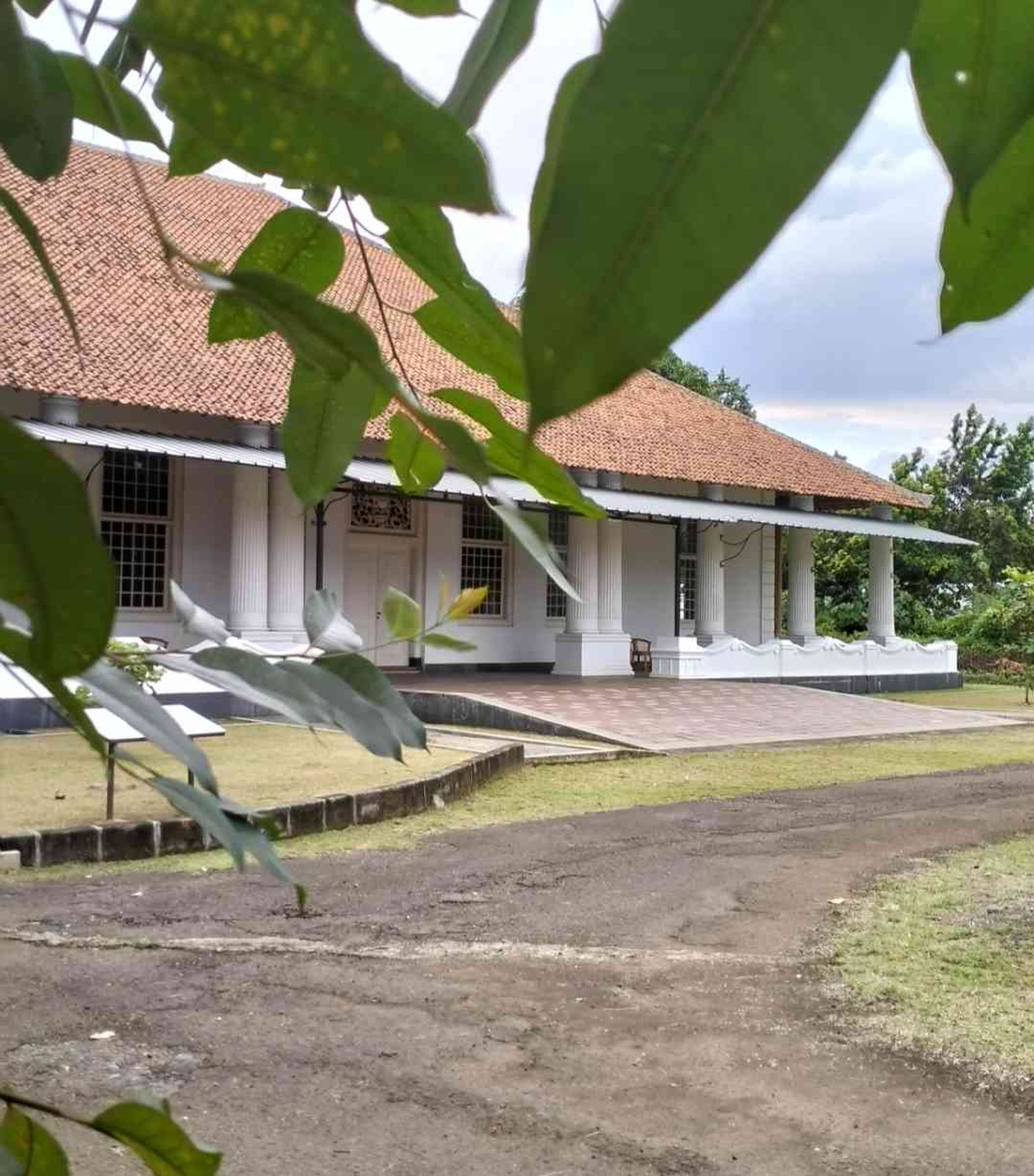 Mengintip dari balik pagar seng. (Dokumentasi Pribadi)