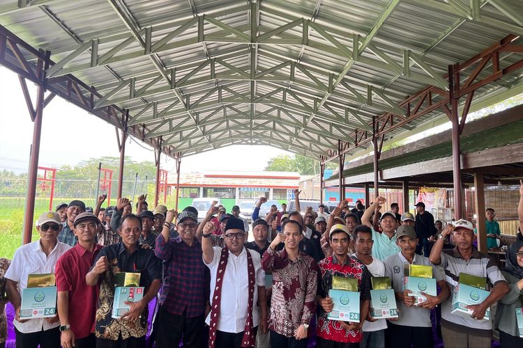 Anggota DPR RI Kaisar Kiasa Kasih Said Putra atau Kaisar KKSP melaksanakan pembagian pupuk gratis kepada petani di Desa Mrenek, Kecamatan Maos, Cilacap, Jawa Tengah (8/2/2024).