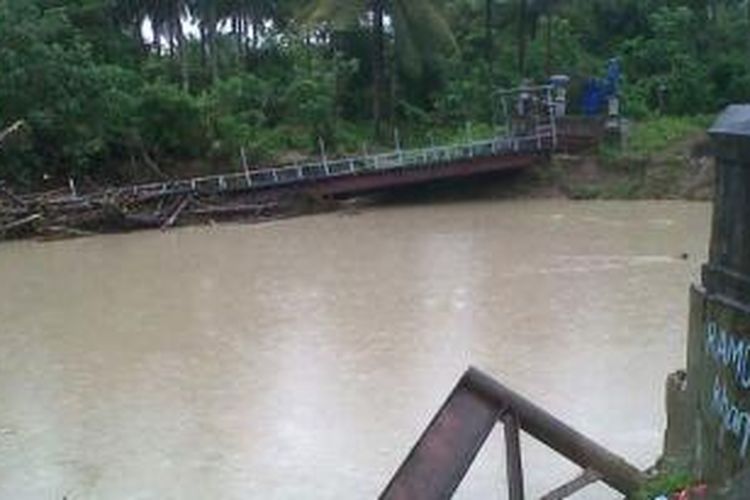 Sebuah jembatan dengan panjang 80 meter yang berlokasi di Desa Bula Air, Kecamatan Bula, Kabupaten Seram Bagian Timur (SBT), Maluku Senin (22/7/2013) ambruk.