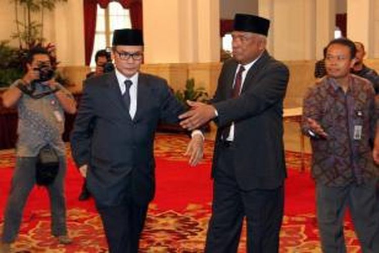 Pelaksana tugas Ketua KPK Taufiequrachman Ruki (dua kanan) bersama Plt Komisioner KPK Johan Budi SP (dua kiri) bersiap memberikan keterangan pada wartawan usai dilantik oleh Presiden Joko Widodo di Istana Negara, Jakarta, Jumat (20/2/2015).