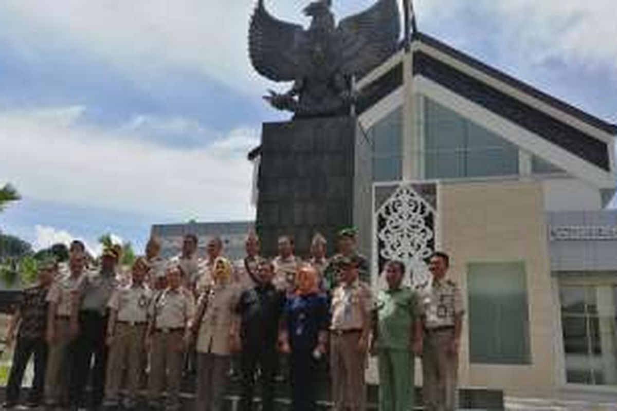 Jajaran Badan Karantina Pertanian dan sejumlah lembaga berfoto di PLBN Entikong, Kalimantan Barat 