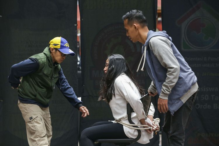 Aksi teatrikan bercerita tentang Marsinah memeriahkan May Day Fiesta dalam rangka memperingati Hari Buruh Internasional di Istora Senayan Jakarta, Senin (1/5/2023). Ribuan buruh turun ke jalan menyampaikan aspirasinya.