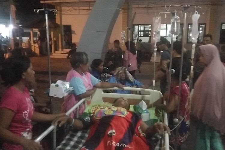 Foto// Suasana Pasien Korban Gempa Dirawat Dihalaman RSUD Poso Jumat (28/9/2018)