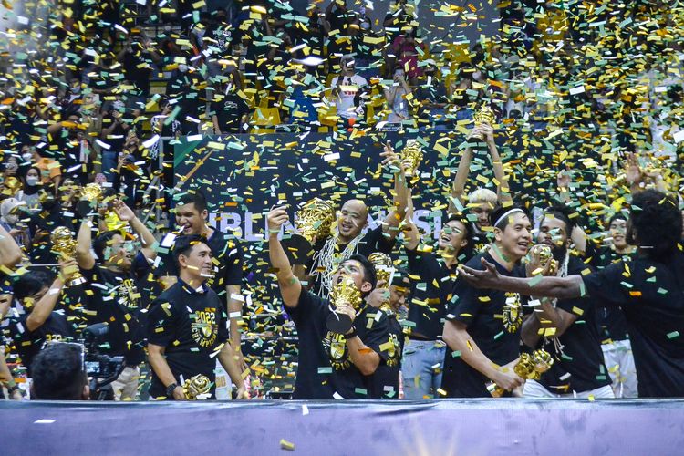 Perayaan juara Satria Muda Pertamina Jakarta di ajang Indonesian Basketball League (IBL) 2022. Pada partai final kedua, SM menyudahi perlawanan Pelita Jaya Bakrie Jakarta di Gor C-Tra Arena Bandung, Minggu (28/8/2022) malam.