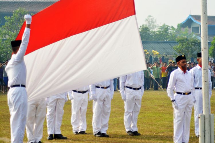 Terpidana kasus terorisme Umar Patek (kanan) menjadi pengibar bendera merah putih saat upacara memperingati HUT ke-72 RI di Lapas Porong, Sidoarjo, Jawa Timur, Kamis (17/8/2017). Umar Patek yang merupakan terpidana kasus teroris dan divonis 20 tahun penjara karena terlibat dalam sejumlah kasus teror bom, seperti bom Bali I pada 2002 dan bom malam Natal pada 2000 tersebut menjadi pengibar bendera merah putih untuk peringatan Hari Kemerdekaan pertama kali sebagai bentuk rasa cinta kepada Indonesia.