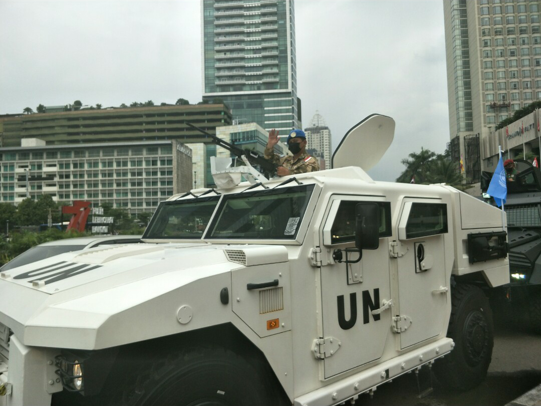 Antusiasme Warga Sambut Parade HUT Ke-77 TNI, Dekati Kendaraan Tempur lalu 