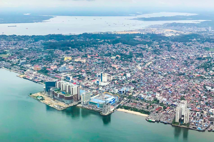 Kota Balikpapan di Kalimantan Timur, dari udara. 