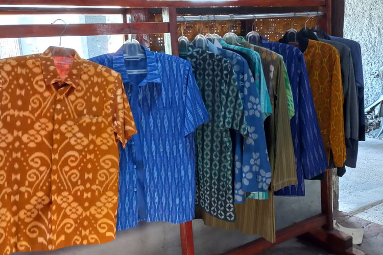Baju dengan bahan tenun ikat Bandar Kidul Kota Kediri, Jawa Timur.