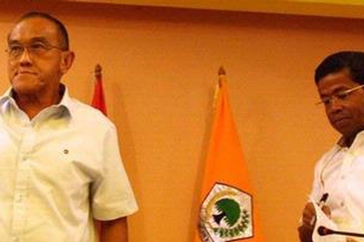 Sekjen Partai Golkar Idrus Marham (kanan) bersama Ketua Umum DPP Partai Golkar Aburizal Bakrie