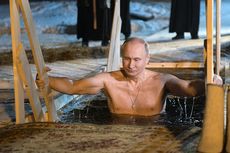 Di Suhu Minus 5 Derajat Celcius, Presiden Putin Ceburkan Diri ke Danau