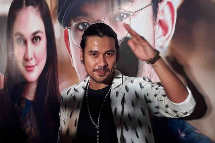 Chicco Jerikho dijumpai para wartawan dalam Gala Premiere Filosofi Kopi 2 di Epicentrum Walk XXI, Kuningan, Jakarta Selatan, Kamis (6/7/2017).