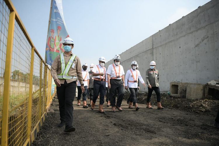 Gubernur Jawa Barat Ridwan Kamil bersama Menteri Koordinator (Menko) Bidang Kemaritiman dan Investasi Luhut Binsar Panjaitan serta Menteri Perhubungan (Menhub) Budi Karya Sumadi saat meninjau progres pembangunan Kereta Cepat Jakarta-Bandung  (KCJB) di Stasiun Padalarang dan Depo Tegalluar, Senin (12/4/2021).