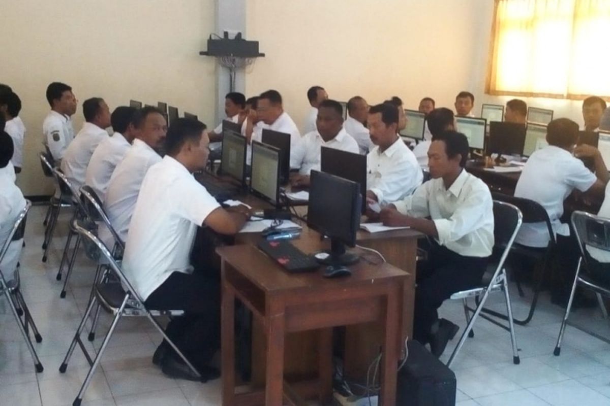 Peserta mengikuti seleksi Penerimaan Pegawai Pemerintah dengan Perjanjian Kerja (PPPK), menggunakan sistem Computer Assisted Test Ujian Nasional Berbasis Komputer (CATUNBK) di SMKN 1 Trenggalek, Sabtu (23/02/2019).