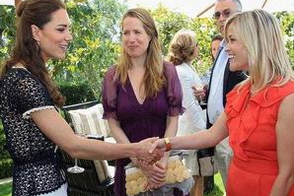 Reese Witherspoon begitu excited saat bertemu Kate di resepsi pribadi di kediaman produser Steve Tisch di Beverly Hills.