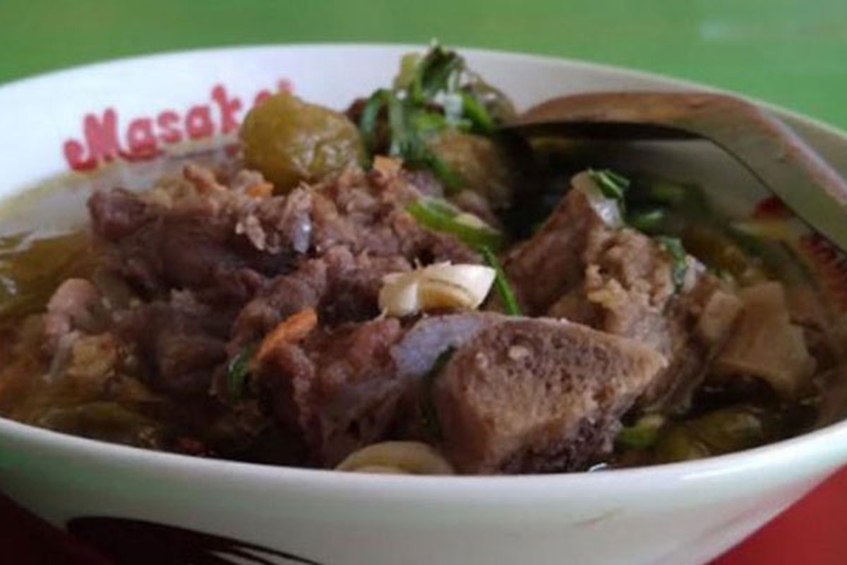 Asem-asem Khas Kota Tegal dengan daging sapi dan tulang serta kuah bening. Lokasinya di dekat Alun-alun Kota Tegal, di Pasar Senggol.