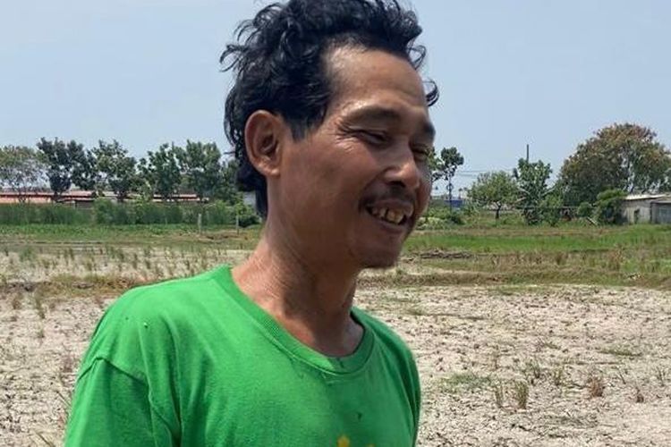 Tejo (50), salah satu petani di Rorotan saat ditemui Kompas.com pada Senin (9/10/2023).