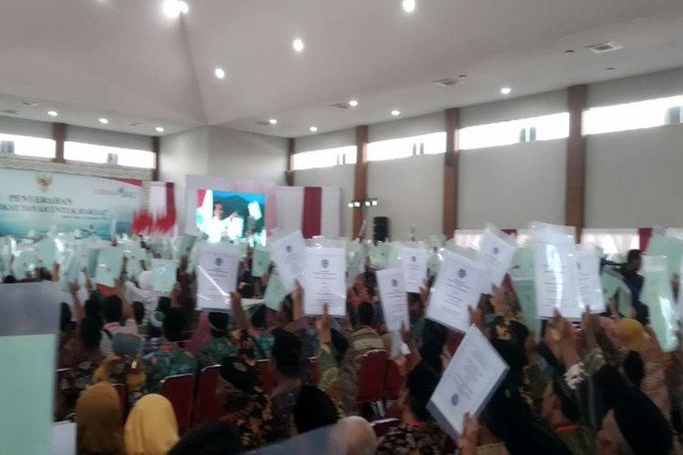 Presiden Jokowi menyerahkan 2.000 sertifikat dalam acara Penyerahan Sertifikat Tanah Untuk Rakyat di Taman Budaya Kulon Progo, Desa Margosari, Kecamatan Pengasih, Kabupaten Kulon Progo, DIY, Jumat. 