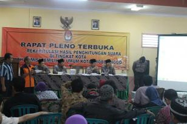 Para komisioner KPU memimpin jalannya rapat pleno rekapitulasi hasil penghitungan suara Pilwalkot Probolinggo.