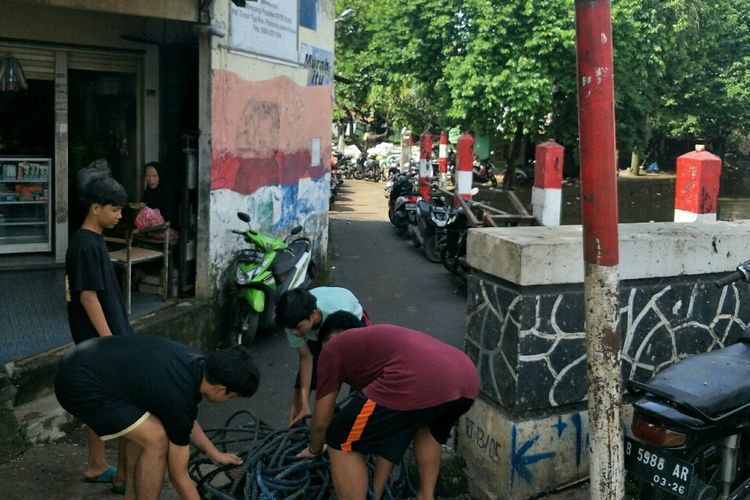 Sejumlah warga yang bermukim di kawasan Buncit 12, Mampang Prapatan, Jakarta Selatan, mulai bebenah rumah, setelah banjir melanda sejak Minggu (7/11/2021)  sore. 