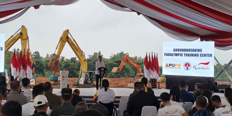 Presiden Jokowi melakukan groundbreaking Paralympic Training Center, di Karanganyar, Jawa Tengah, pada Jumat (8/4/2024) 