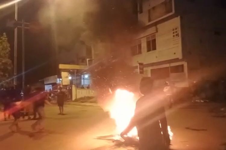 Bentrokan antar pemuda terjadi di ruas jalan Betoambari, Kecamatan Batupoaro, Kota Baubau, Sulawesi tenggara, Minggu (19/3/2023) malam. Sekelompok pemuda saling mengejar dengan membawa senjata tajam hingga menghalau kendaraan yang melintas di jalan Betoambari.