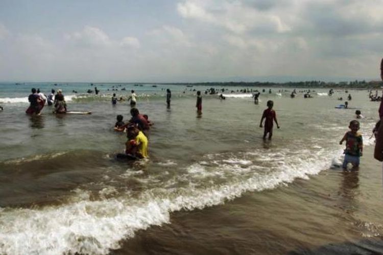 Geliat wisata di Pantai Pangandaran, Kabupaten Pangandaran, Jawa Barat, Minggu (5/5/2013). Kawasan yang pernah hancur karena tsunami 2006, kini sudah pulih dan menjadi salah satu tujuan wisata favorit di Jawa Barat.