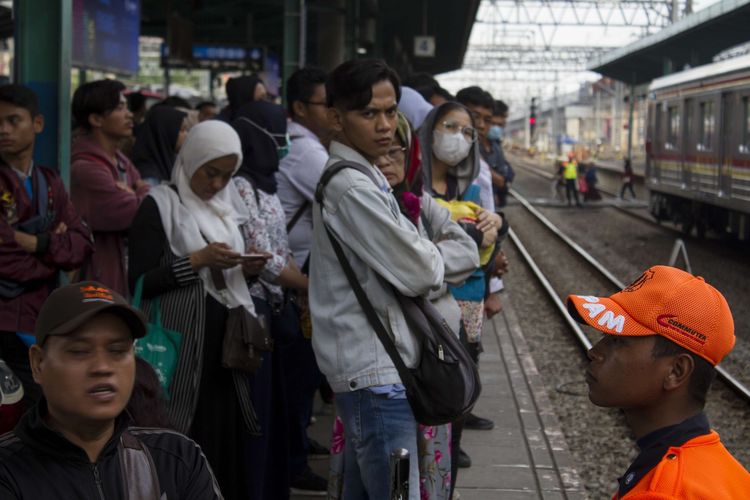 Suasana keramaian penumpang Kereta Rel Listrik (KRL) di Stasiun Manggarai, Jakarta Selatan, Jumat (14/2/2020). Mulai Kamis (13/2/2020), malam hari dilakukan rekayasa pola operasi KRL hingga tanggal 23 Februari mendatang hal tersebut sebabkan penumpukan penumpang.