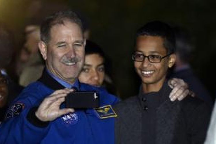 Ahmed Mohamed bersama John Grunsfeld, Administrator Associate NASA untuk Direktorat Misi Sains, pada Senin (19/10/2015).