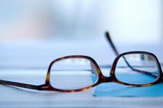 5 Tanda Anda Perlu Mengganti Kacamata