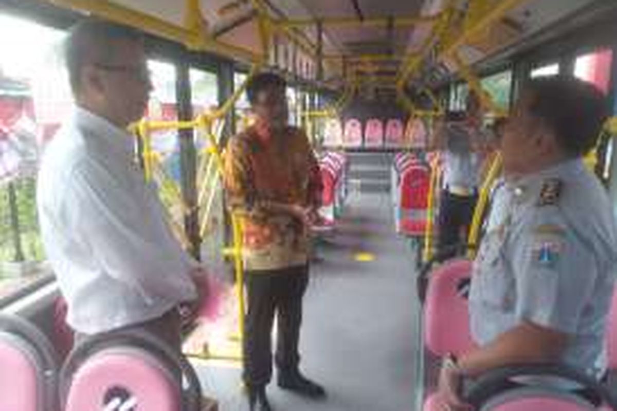 Wakil Gubernur DKI Jakarta Djarot Saiful Hidayat (batik) saat berkunjung ke Kantor PT Transportasi Jakarta (Transjakarta) di Cawang, Jakarta Timur, Kamis (25/8/2016). Pada kesempatan itu, Direktur Utama PT Transjakarta Budi Kaliwono sempat memperlihatkan sejumlah bus model terbaru ke Djarot.