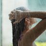 Bahaya Tidur dengan Rambut Basah, Bukan Flu atau Masuk Angin
