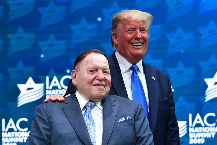 Sheldon Adelson saat bersama dengan Donald Trump. 