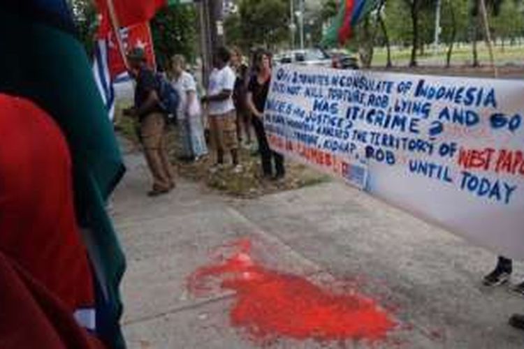 Para pengunjuk rasa di depan kantor KJRI Melbourne membentangkan spanduk yang mengecam perlakuan pemerintah Indonesia di Papua Barat.
