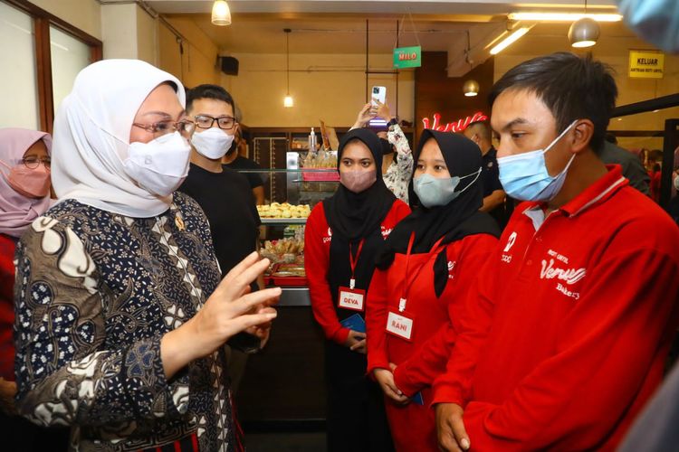 Menaker Ida Fauziyah meninjau langsung pembagian BSU di sejumlah titik, Jumat (23/9/2022).