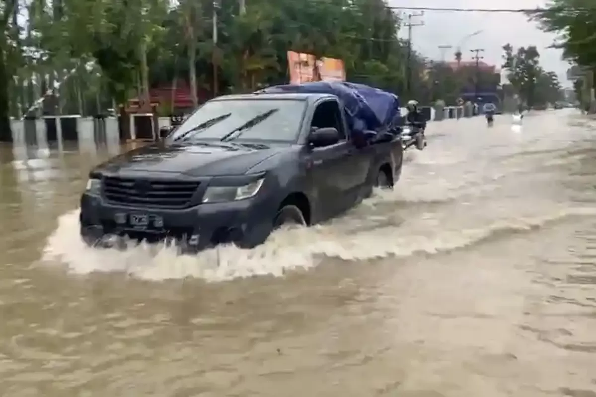 Banjir 1 Meter Rendam Kota Sinjai, Rumah Jabatan Bupati dan Jalan Utama Tergenang