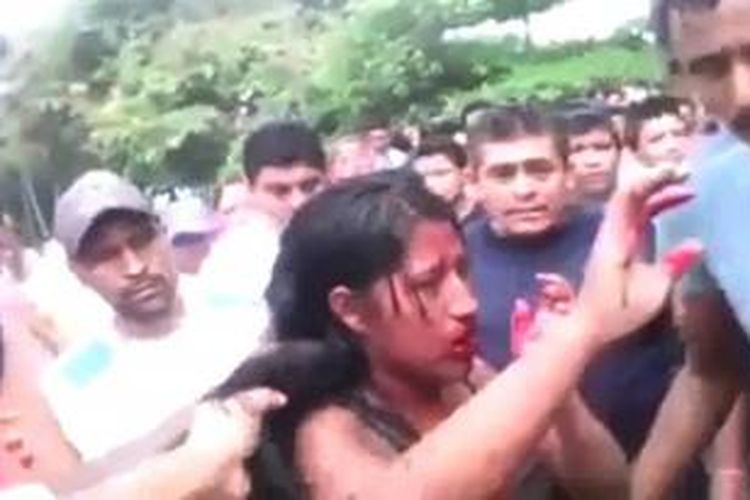 Foto yang diambil dari video yang sempat diunggah ke situs YouTube memperlihatkan sekelompok orang menyeret seorang gadis yang dituduh terlibat dalam pembunuhan dan perampokan seorang tukang ojek di sebuah desa di Guatemela. Gadis itu akhirnya tewas setelah massa yang beringas membakarnya hidup-hidup.