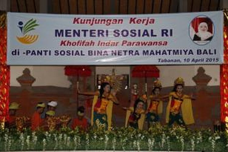 Keterampilan itu terlihat dari kepiawaian para penghuni PSBN di hadapan Menteri Sosial Khofifah Indar Parawansa dalam kunjungan kerjanya di Bali, Jumat (10/4/2015). Para penyandang disabilitas itu dengan fasihnya memainkan seni musik gamelan Bali dan mengiringi para penari yang membawakan tarian tradisional Puspanjali.
