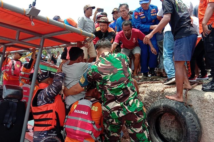 Evakuasi ABK selamat di Pelabuhan Perikanan Samudra Cilacap (PPSC), Selasa (7/2/2023).