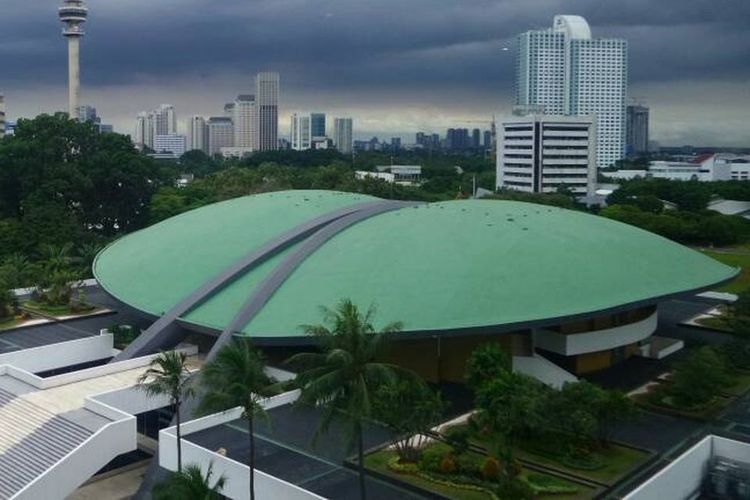 Ilustrasi Gedung DPR. Pemandangan Kompleks DPR/MPR/DPD, di Senayan, Jakarta. Kawasan ini disebut sebagai model yang dibangun Soekarno dalam mengadopsi ruh keindonesian, khususnya dari betawi, terkait prinsip halaman dengan tanaman dan ruang air yang lebih luas dibandingkan bangunan.
