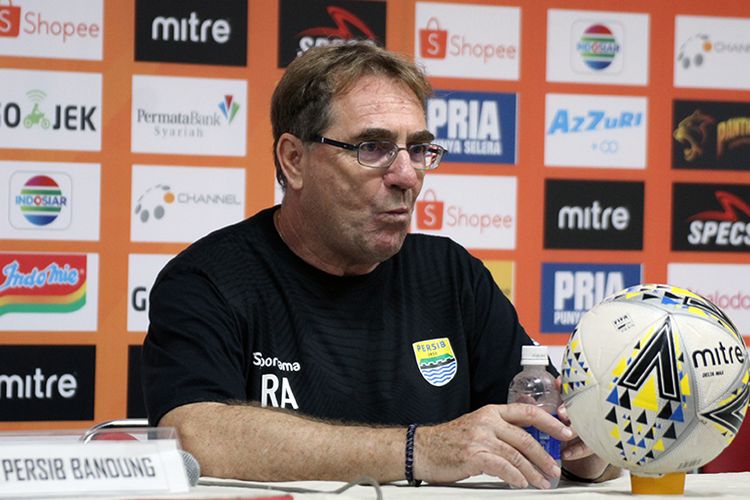 Pelatih Persib Bandung, Robert Rene Alberts. 