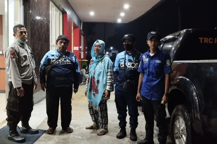 Rosmini (56) ibu pengemis viral yang memaksa orang bersedekah telah dibawa ke Rumah Sakit Jiwa Marzoeki Mahdi (RSJMM), Kota Bogor oleh Dinas Sosial (Dinsos) Kota Bogor, Minggu (28/4/2024).