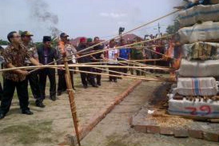 Kapolda Aceh, Irjen Pol Husein Hamidi, bersama Bupati Bireuen, Ruslan M Daud, dan jajaran Polres Bireuen, membakar barang bukti lebih kurang 3 ton ganja kering di halaman Mapolres Bireuen, Jumat (22/5), siang. DESI 