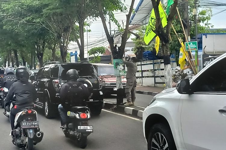 Satpol PP Kota Yogyakarta saat menertibkan APK di Jalan Tentara Rakyat Mataram, Kota Yogyakarta, Jumat (5/1/2024)