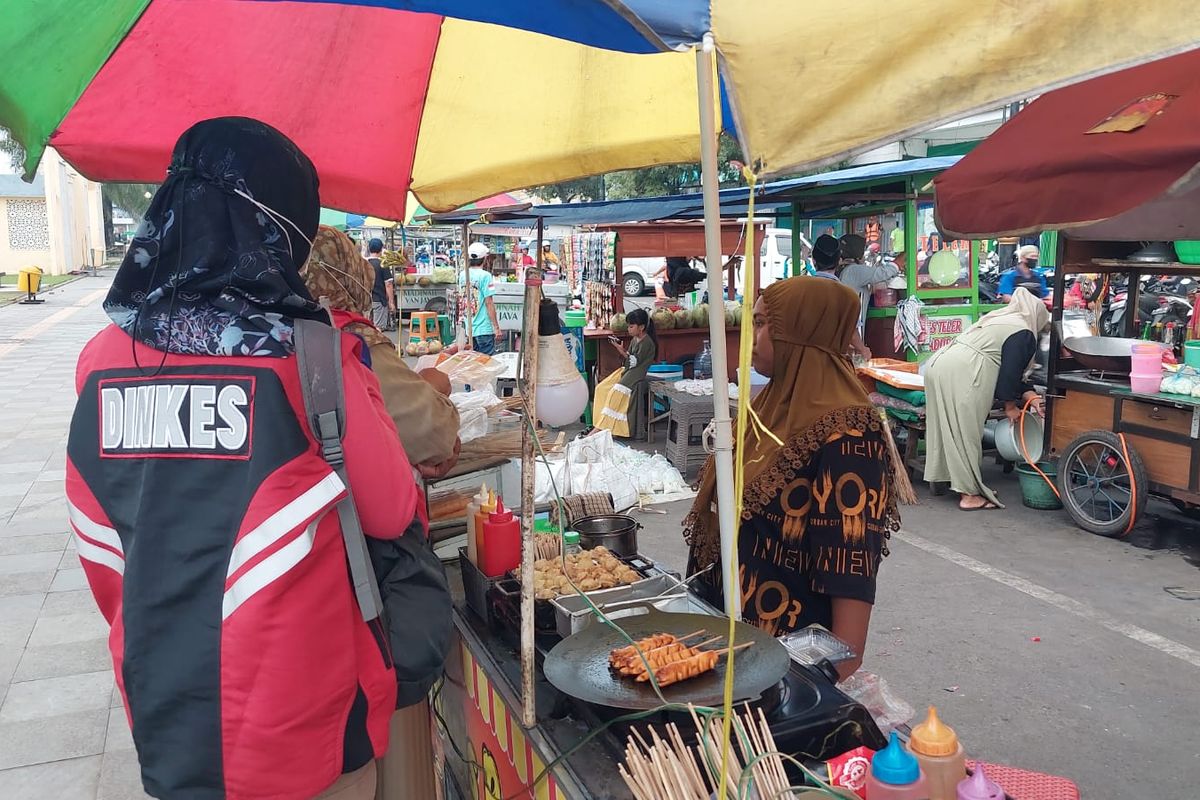 Dinas Kesehatan Kota Pasuruan sedang mengambil sampel makanan dan minuman guna memastikan kandungan zat yang berbahaya pada menu takjil di jalan Sultan Agung Kota Pasuruan, Jum'at (14/03/2025) 