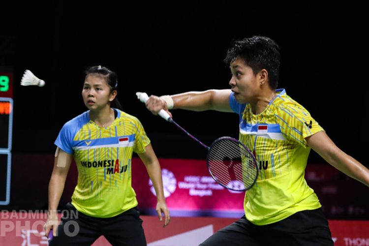 Ganda putri Indonesia, Greysia Polii/Apriyani Rahayu, saar berduel dengan wakil Malaysia, Vivian Hoo/Yap Cheng Wen, pada partai kedua fase grup BWF World Tour Finals 2020 di Impact Arena, Bangkok, Thailand, Kamis (28/1/2021) sore WIB.