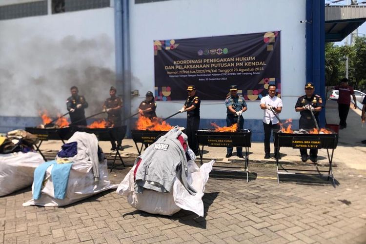 Bea Cukai Jateng DIY memusnahkan ratusan bal pakaian bekas ilegal dari Malaysia, Rabu (20/12/2023).