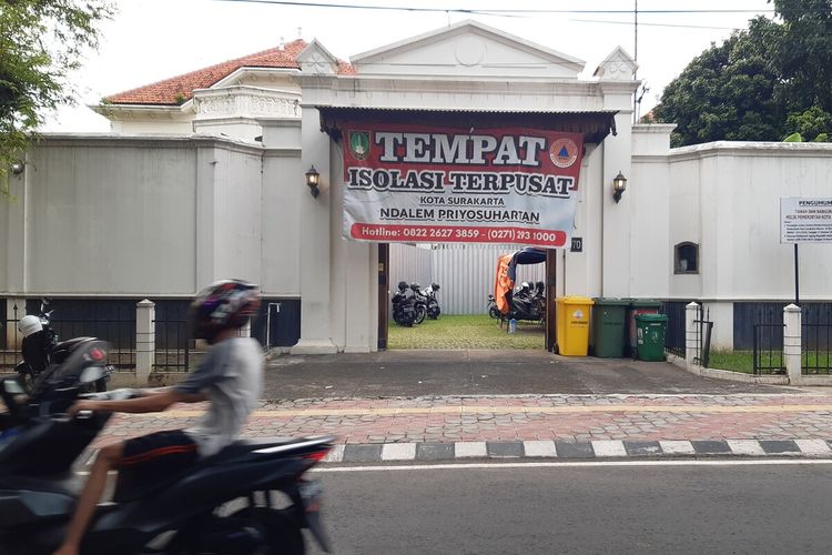 Dalem Priyosuhartan di Kecamatan Laweyan, Solo, Jawa Tengah diaktifkan kembali sebagai tempat isolasi terpusat pasien Covid-19 OTG dan bergejala ringan di Solo, Kamis (10/2/2022).