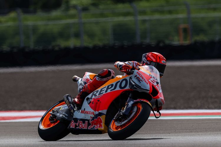 Pebalap Repsol Honda Team, Marc Marquez memacu sepeda motornya saat sesi latihan bebas 2 MotoGP seri Pertamina Grand Prix of Indonesia 2022 di Pertamina Mandalika International Street Circuit, Lombok Tengah, NTB, Jumat (18/3/2022).